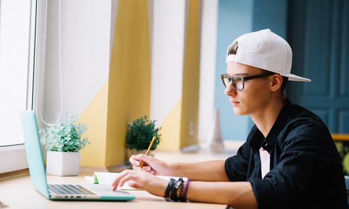 Adolescentes estudando inglês